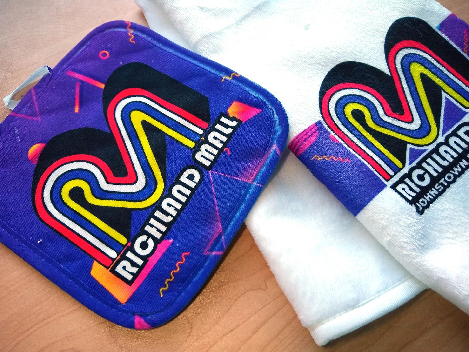 Richland Mall Johnstown PA Towel potholder set 80's retro – alternate product view